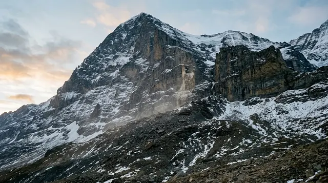 Parete alpina Nord Est con distacco di roccia e nube di polvere dopo la frana sul Monviso