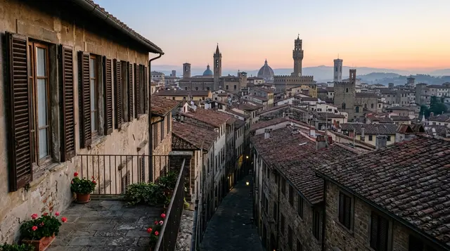 Affitti brevi nei centri storici italiani: tetti, campanili e vicoli deserti di una citta d'arte all'alba