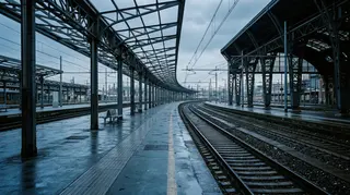 Sciopero ferroviario nazionale: banchine e binari deserti in una grande stazione italiana all'alba