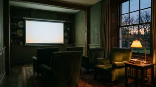 Jeremy Thomas, il produttore dell'Ultimo imperatore: una piccola sala di proiezione privata vuota in una casa di campagna inglese al crepuscolo