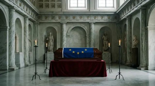 Bandiera europea sul feretro in una sala neoclassica deserta, tavolo drappeggiato di velluto rosso scuro e quattro candelabri accesi ai lati