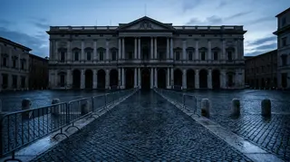 Strade Sicure: palazzo istituzionale italiano all'alba protetto da transenne e dissuasori, un obiettivo sensibile presidiato dai militari