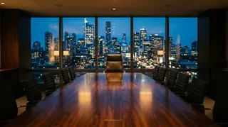 Vision Distribution: la poltrona vuota dell'amministratore delegato in una sala del consiglio al tramonto