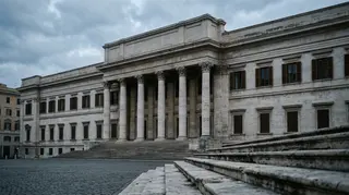 Facciata del ministero dell'Economia all'alba: la revisione Istat conferma il deficit 2025 al 3,08% del Pil