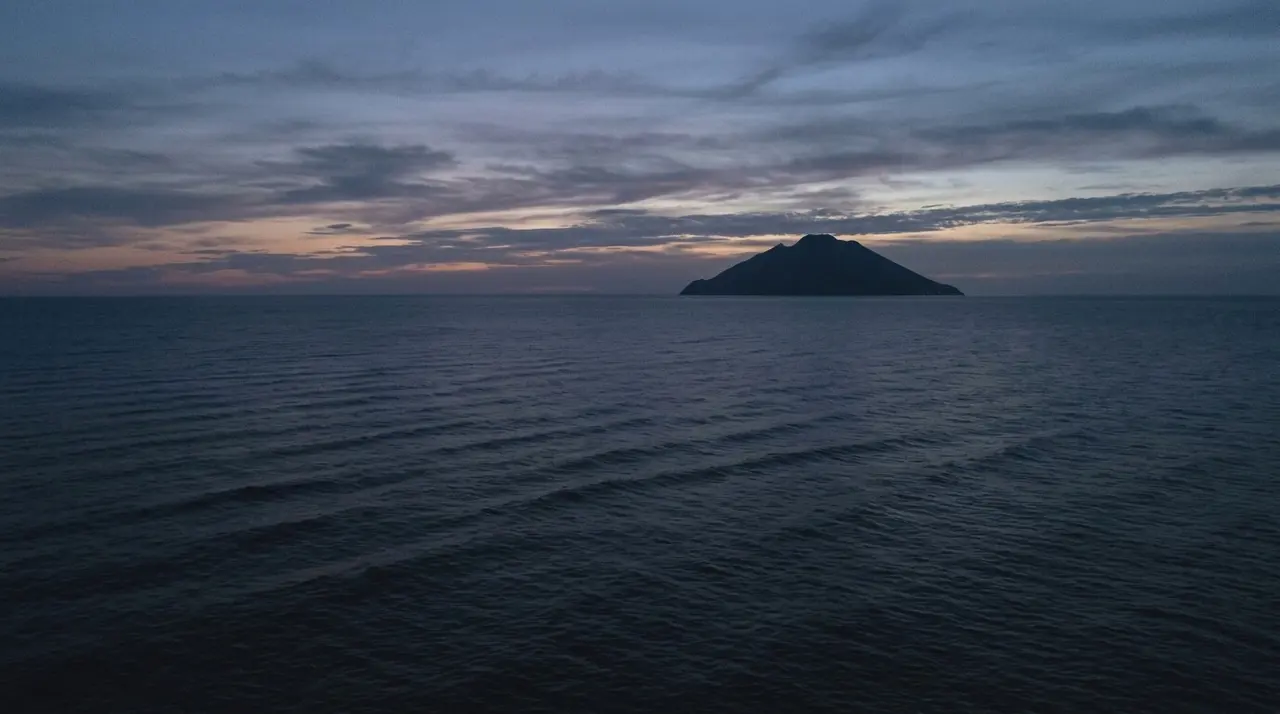 Il mar Tirreno al tramonto verso l'isola di Ustica, sullo sfondo dei documenti francesi Ustica che Parigi trasferira all'Italia