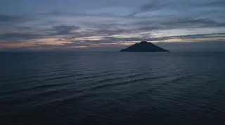 Il mar Tirreno al tramonto verso l'isola di Ustica, sullo sfondo dei documenti francesi Ustica che Parigi trasferira all'Italia