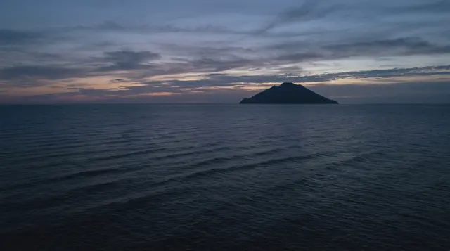 Il mar Tirreno al tramonto verso l'isola di Ustica, sullo sfondo dei documenti francesi Ustica che Parigi trasferira all'Italia