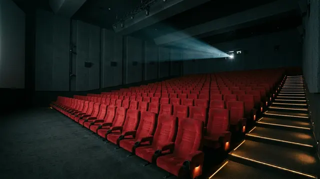 Documentario Naza: sala cinematografica vuota con il fascio del proiettore acceso sulle poltrone rosse