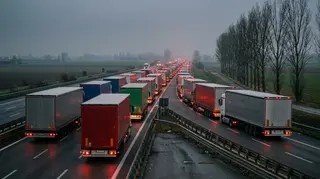 Tamponamento in coda sulla A4: fila di mezzi pesanti fermi in colonna sulla carreggiata verso Trieste